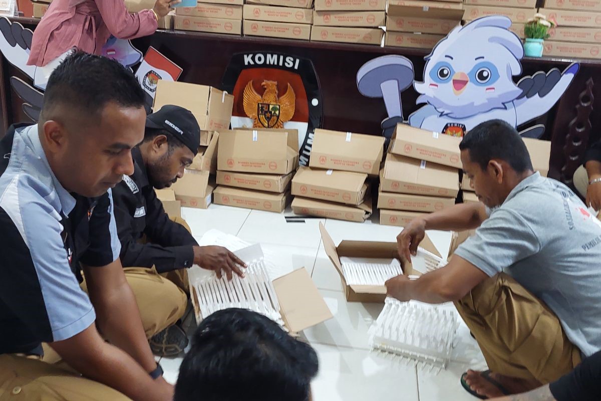 KPU Kabupaten Sorong tengah menyortir logistik Pemilu 2024 (Dok KPU Istimewa)