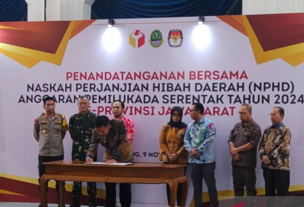 Pejabat Gubernur Jawa Barat Bey Triadi Machmudin dalam ditandatanganinya Naskah Perjanjian Hibah Daerah (NPHD) Anggaran Pilkada Serentak Tahun 2024 se-Provinsi Jawa Barat